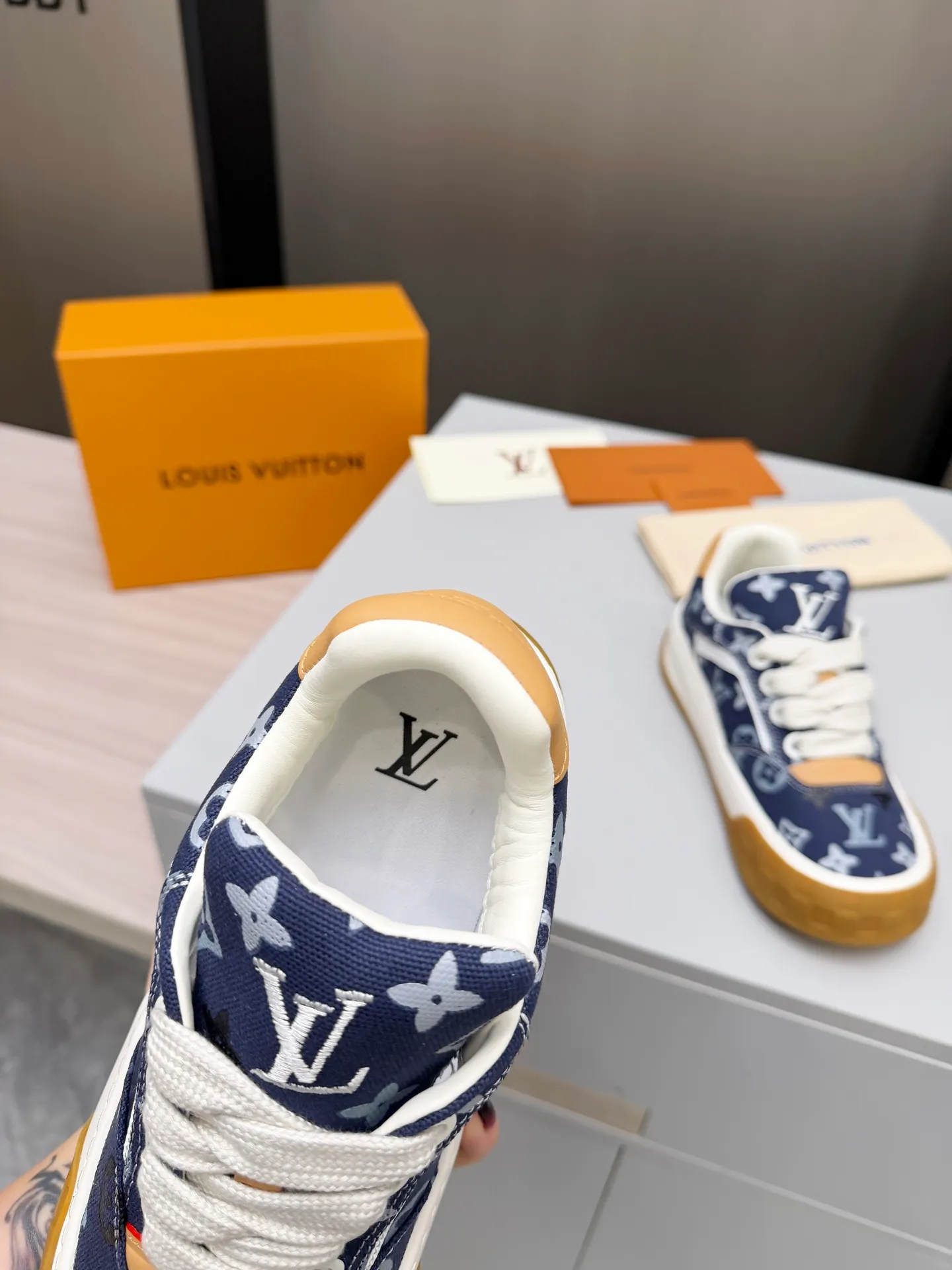 Men's men's shoes P640! Top version LV-Louis Vuitton-classic catwalk new style, empty glue process·original 1:1 development and reproduction! ! The upper foot is very comfortable. It is made of luxurious materials and fine workmanship. The midsole is printed with English letters "Made in Europe". The upper is made of calfskin imported from Italy. The side is decorated with the brand's LOGO and signature. The latest latex foot pads and mesh lining make the foot feel super comfortable. The original two-color TPU combination outsole is specially provided by the original factory. Bag technology Goodyear stitched edges Fabric: Exclusive custom first-layer cowhide Accessories: Exclusive private model Vuitton logo, lining: Customized silk mesh lining - first-layer silk cowhide lining Outsole: TPU combination outsole wear-resistant, non-slip and anti-yellowing Foot pads: new latex pads-mesh sweat-absorbent Counter technology: fully computerized sewing machine wire drawing Toe box back cover Hot and cold shaping Full set of pull-top last with medium and low logo pattern Code number 39-45